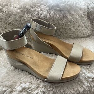 Lucky Brand Women's Cream Wedge Sandals
